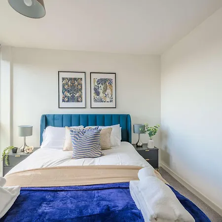 Modern & Stylish 2 Bed Flat In דירה *
