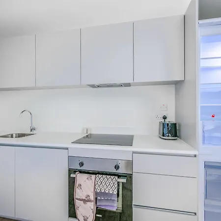 Modern & Stylish 2 Bed Flat In דירה *