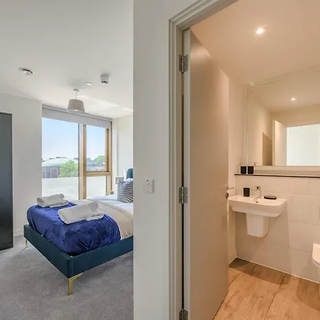 Modern & Stylish 2 Bed Flat In
