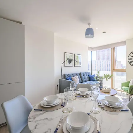 Modern & Stylish 2 Bed Flat In Apartment