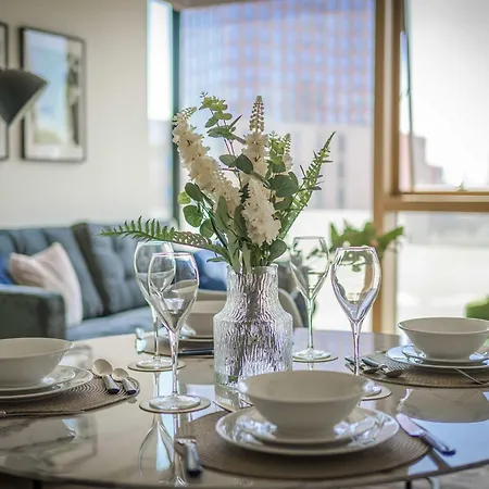 Modern & Stylish 2 Bed Flat In Birmingham
