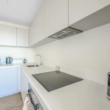 Modern & Stylish 2 Bed Flat In