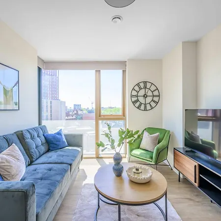 Modern & Stylish 2 Bed Flat In