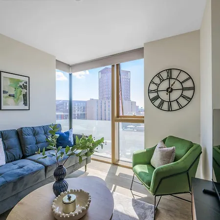 Modern & Stylish 2 Bed Flat In Apartment *