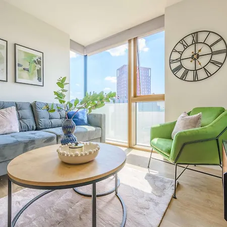 Modern & Stylish 2 Bed Flat In Apartment Birmingham